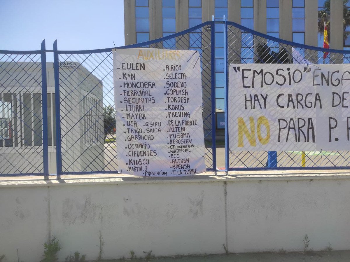 iDiarioES's tweet photo. #Airbus Puerto Real (Cádiz): comienza la huelga indefinida convocada por @CGTAirbusCadiz contra el cierre de la planta. @CgtCadiz @CGT
Informa @RobertoBordon13 #AirbusPuertoRealNoSeCierra https://t.co/8FZ4dzDEAA
