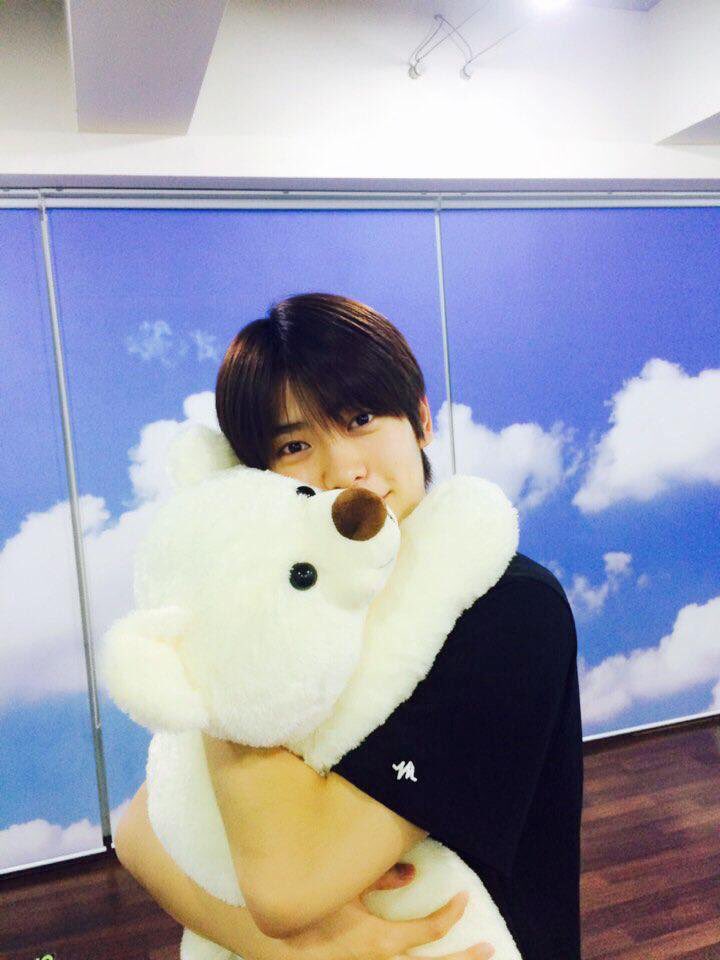 pan_2kiez's tweet image. พี่จอนนี่เอาตุ๊กตาหมีหนูไปยัดตู้ หนูเสียใจ หนูสงสารพี่หมี