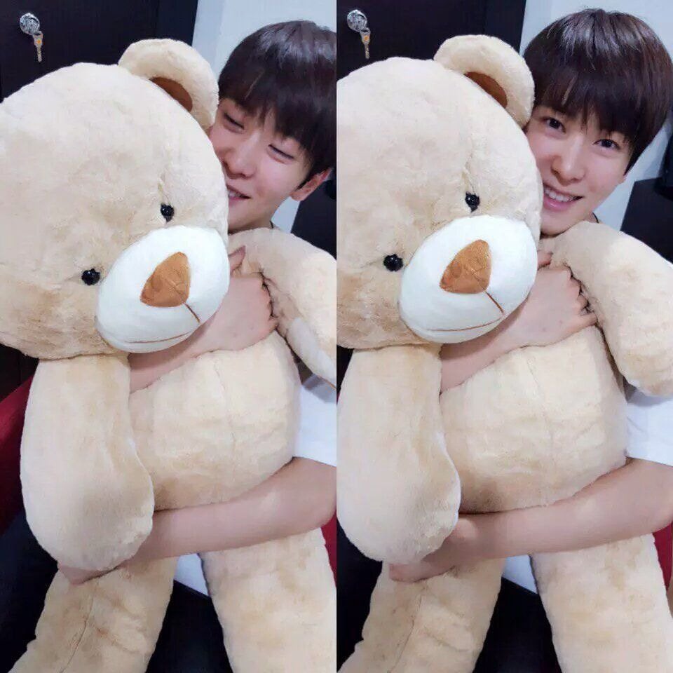 pan_2kiez's tweet image. พี่จอนนี่เอาตุ๊กตาหมีหนูไปยัดตู้ หนูเสียใจ หนูสงสารพี่หมี