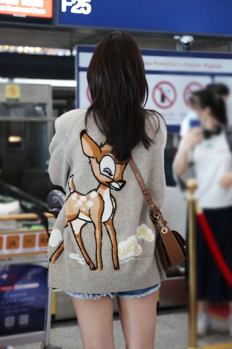 FWangfeifei's tweet photo. 20210524 @wangfeifei0427 Beijing🛫️
Sweater: #Edition
Short: #youwei
Shoes: @Fendi
Bag: @MichaelKors
#wangfeifei #fei #페이 #allforfei
Do not edit, use for business purposes or remove watermark. When reposting please CR @FWangfeifei https://t.co/LgtLymqaTy