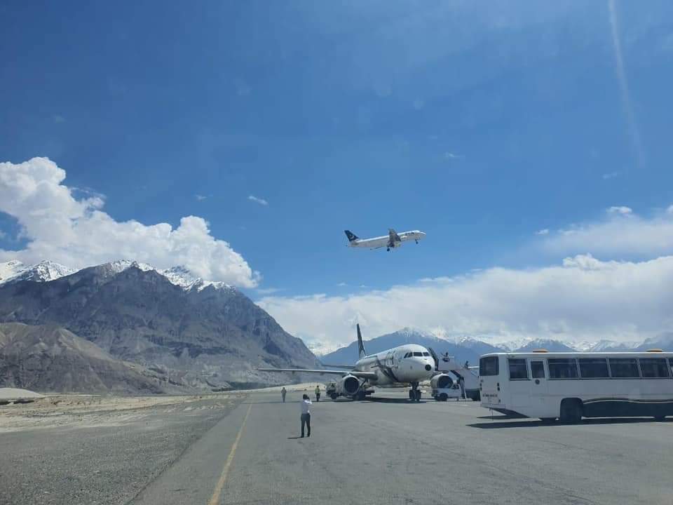 ALD_Pakistan's tweet photo. With increased flight operations to skardu, a beautiful sight of two simultaneous flights operating, arriving flight from Karachi and departing flight for Islamabad today.
#RelishTheEscape https://t.co/IdC2utMRhO