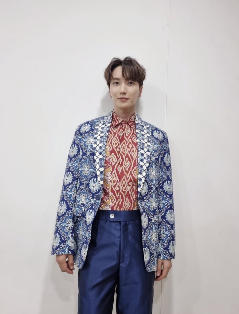 GLOKAL

Thank you KPop stars <a href="/special1004/">Lee Teuk</a> &amp; <a href="/shfly3424/">Yesung</a> of <a href="/SJofficial/">SUPER JUNIOR</a> for wearing West Java Batik that I designed.

You are now officially ready for “pergi ke kondangan” or “ikut pilkada” in Indonesia.

Khamsahamnida from your Hyung.

#JabarJuara #SmilingWestJava #BatikJawaBarat