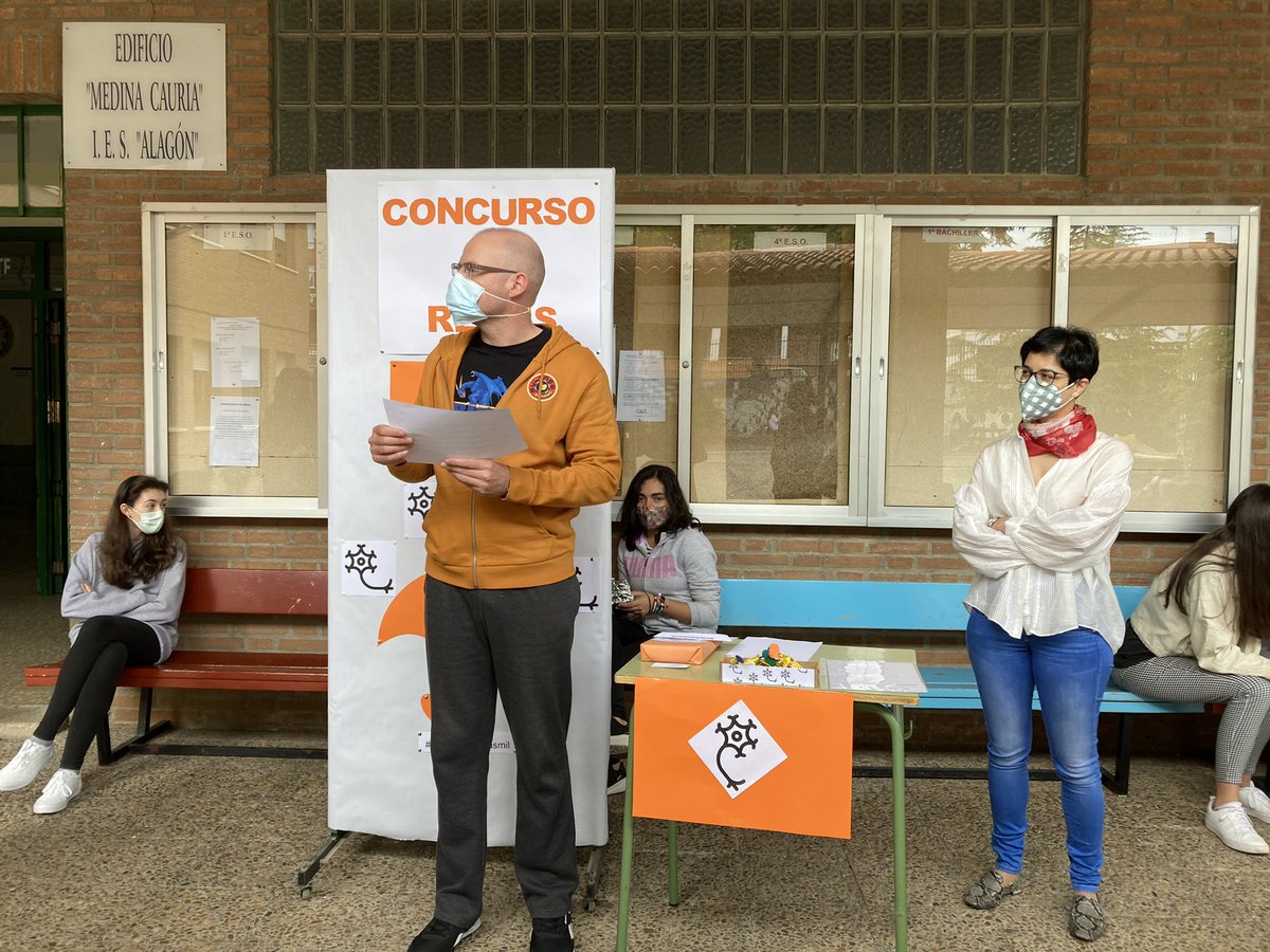 alagon_orienta's tweet photo. 🥇Nuestra directora y nuestro secretario han entregado los premios por el concurso de retos #enabrilneuronasmil ¡Enhorabuena a los finalistas y al ganador! @iesalagon @mariuorienta https://t.co/nnWP5aNRn6