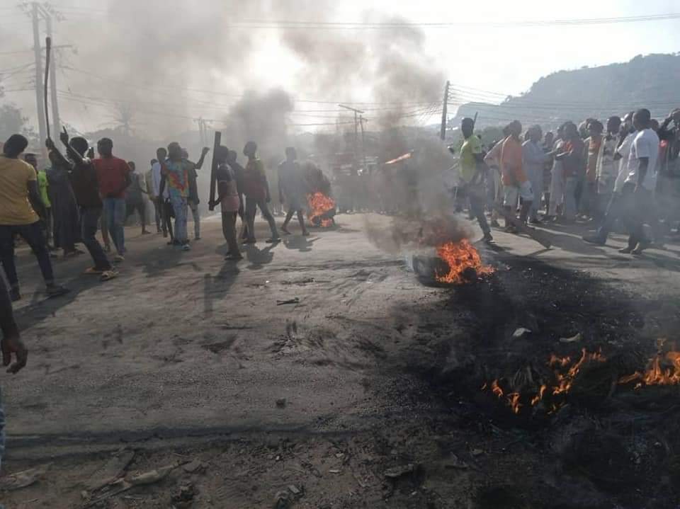 uba_dike's tweet photo. Protesters block Abuja- Kaduna road over abduction of over 15 persons by gunmen from the community, killing three others.

Good afternoon friends and enjoy your day as zoo Nigeria is going down https://t.co/fcmTyzzRh9