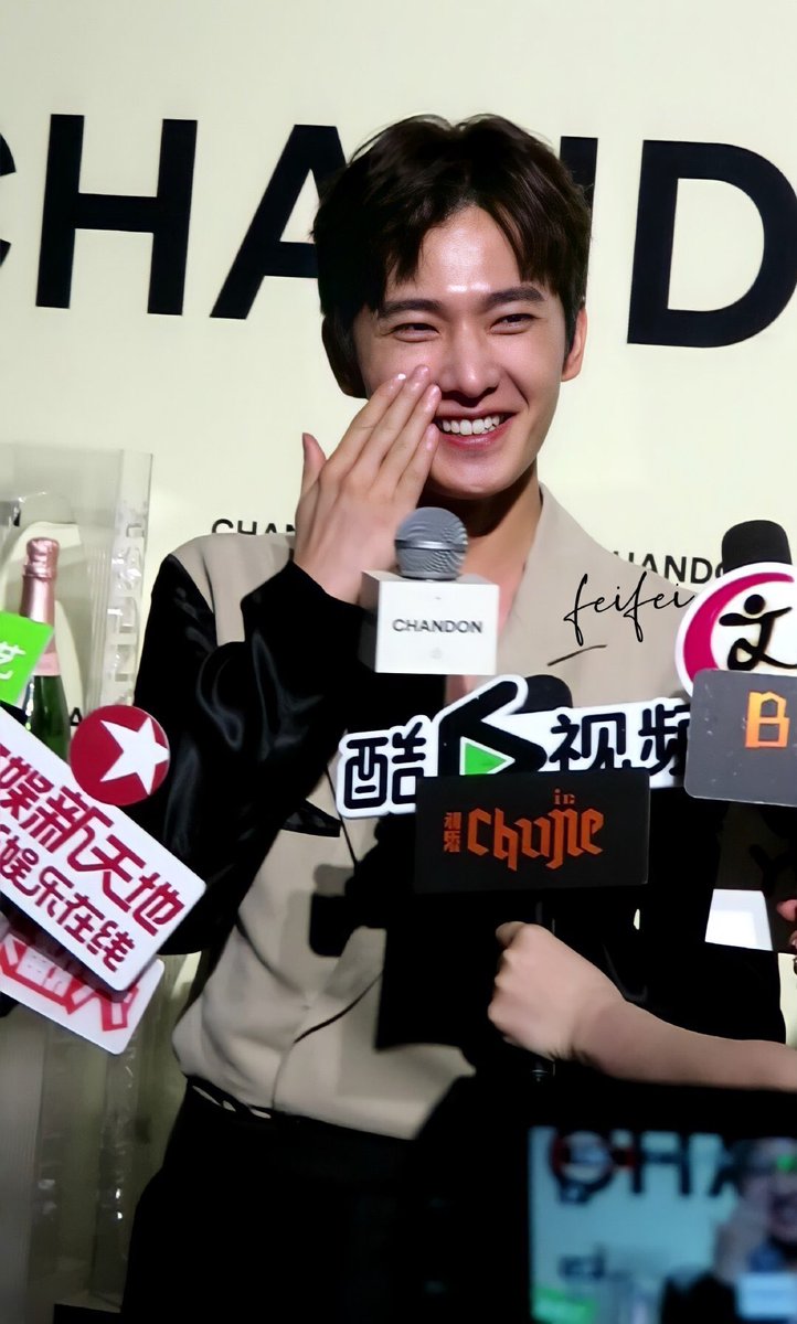 HappyTinking's tweet photo. 🐏 is so cute 😂
I think he told the media he has a pimple😆
& ask for their help to edit it😝
#Chandron
#yangyangᏊˊꈊˋᏊ #杨洋
#yangyang𓃙 #YangYang杨洋
#yangyang https://t.co/IrCpuqlQfJ