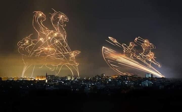 amirmakkiSD's tweet photo. إحدى أشهر الصور التي التقطت أثناء التصعيد الأخير و التي تظهر لحظة المواجهة بين الصواريخ المنطلقة من غـزة و صواريخ القبة الحديدية .. قد تحولت إلى عمل فني جميل https://t.co/G34NM81EjV