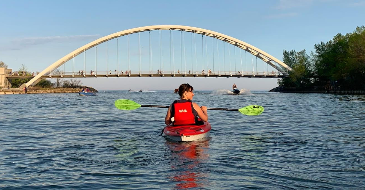 metromorning's tweet photo. Kayaking has become a necessary reprieve for many Torontonians. 
@mcpalassio gave us a tour from her inflateable kayak. https://t.co/gSZXnw1DKs