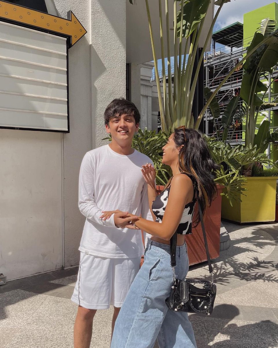 QuenDreaOFC's tweet photo. Saan ang mga hindi pa rin move on sa pic at vlog, taas kamay?!

ANDREA GabayNiBroKayMIRA
SETH HKMSupportivePIO https://t.co/opk0BA5ya4