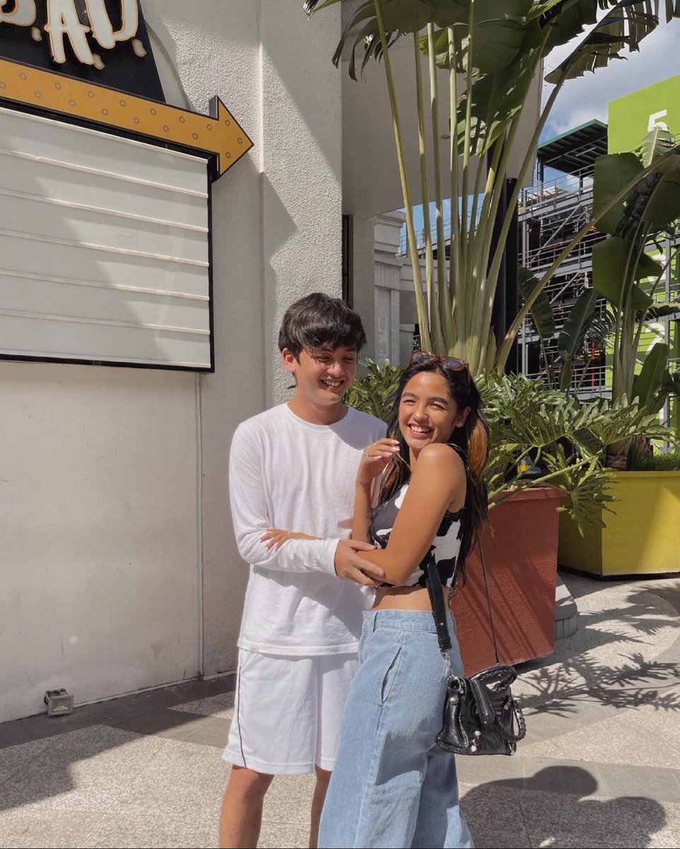 QuenDreaOFC's tweet photo. Saan ang mga hindi pa rin move on sa pic at vlog, taas kamay?!

ANDREA GabayNiBroKayMIRA
SETH HKMSupportivePIO https://t.co/opk0BA5ya4