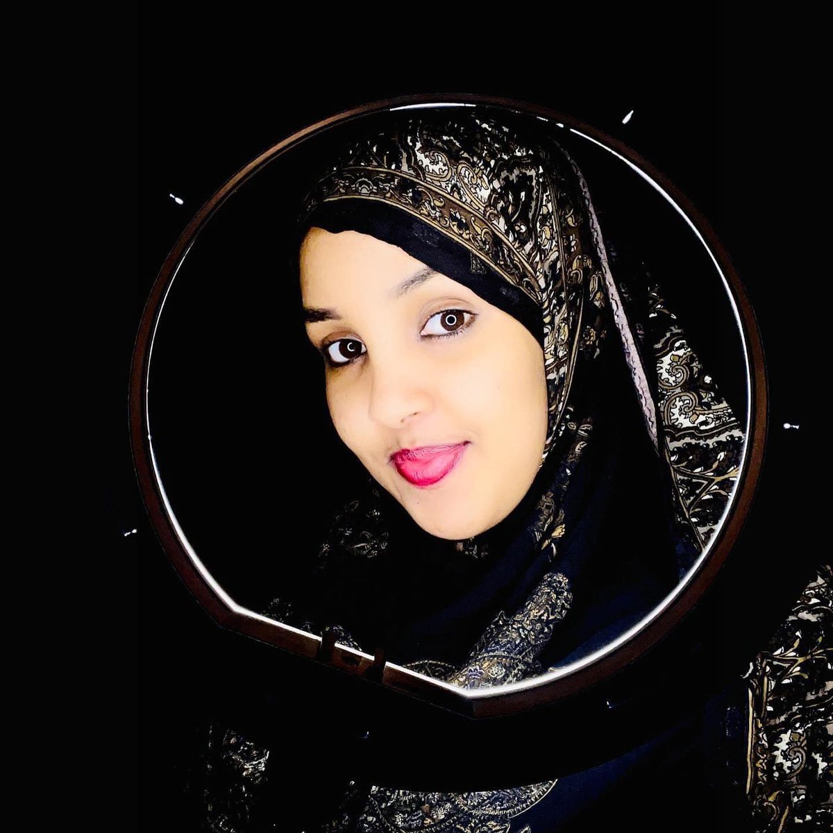 Abdirah44279506's tweet photo. Gun baa la xasuusiyaa
Wanaagyada loo galee
Waxay gobi tiigsataa
Kolkay gudi layd abaal
#Hamda #Hiil #Hableed✅ https://t.co/k1gGhTNaOP