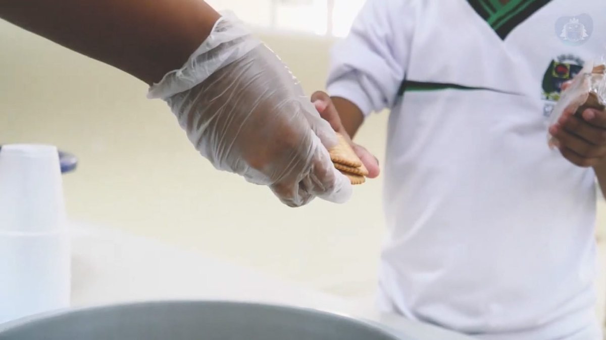 expressourb's tweet image. Você gostaria que seu filho recebesse bolacha maisena e  bolo industrializado como refeição na escola? É o que parece estar acontecendo em #Caieiras... Matéria completa em: bit.ly/3fEGeH6.