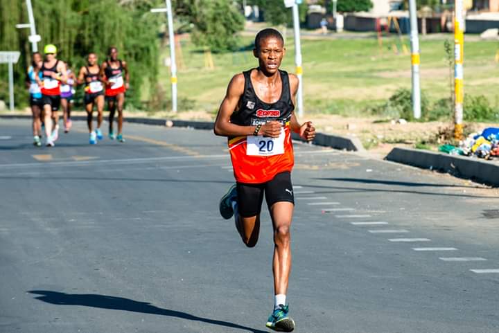wo_fire's tweet photo. #WOF_NW's Thabang Mosiako from the Castello Team participated in the 21km S.A Half Marathon Championship. It was recently held in PE where he ranked 15th.
Mosiako is of the best runners in NW with the track record of 07:58 in the YCTC.
#WOF_Heroes
@environmentza https://t.co/KcqQeuonQF