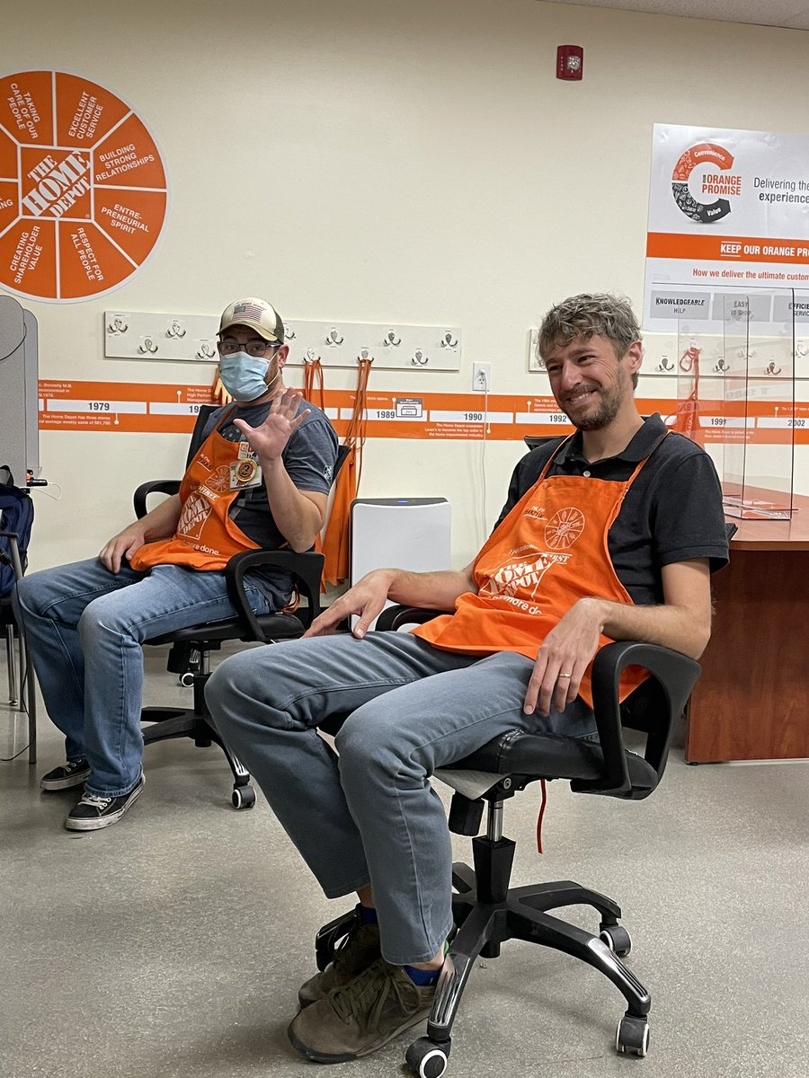 Celebrating development with Martijn! Congrats on your promotion from MET to D26 DS <a href="/KerreanT/">Kerrean Tucker</a> <a href="/FlyHotAir/">Debbie Hoechst</a> @SueC0221 <a href="/Chris_J_Mangino/">Chris Mangino</a>