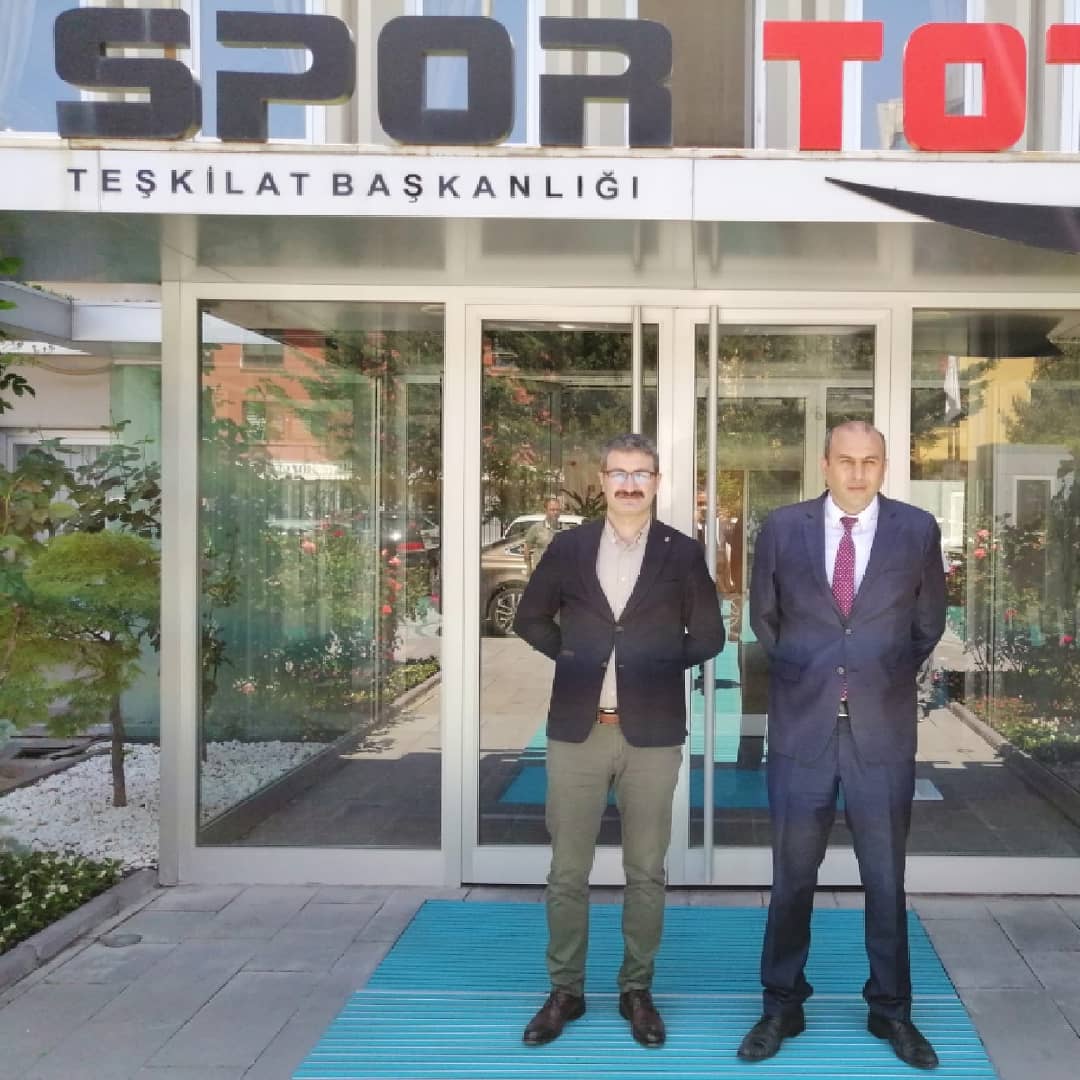 smafl2016's tweet photo. Okulumuz bünyesinde kurduğumuz Gençlik ve Spor Kulübümüz (ŞMAFL GSK) ile Spor Toto Teşkilat Başkanlığı arasındaki protokolü bugün Ankara'da imzaladık. Bu protokole göre okulumuzun spor salonunun zemini yenilenecek ve okul bahçemizde halı sahamız yapılacak. Hayırlı olsun https://t.co/aDepw5qa8W