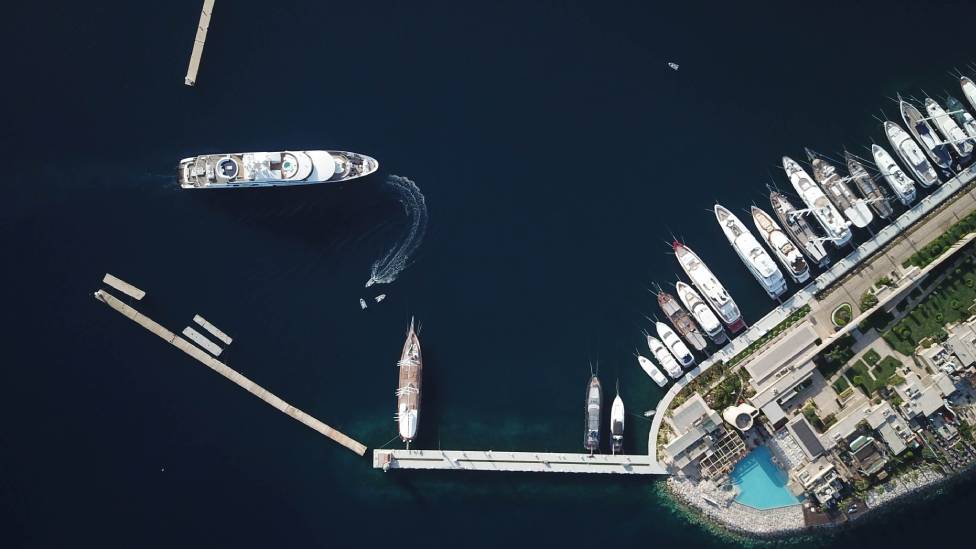 (2/7)

Yalıkavak Marina: 

BBC Türkçe’ye konuşan hükümet yetkilisi, Mübariz Mansivov’a düzenlenen operasyonun marinaya el koymak için düzenlendiğini söylüyor ve “Mehmet Ağar’ın bu tarz işlerle malına mal kattığı sürekli kulağımıza çalınıyordu” diyor.