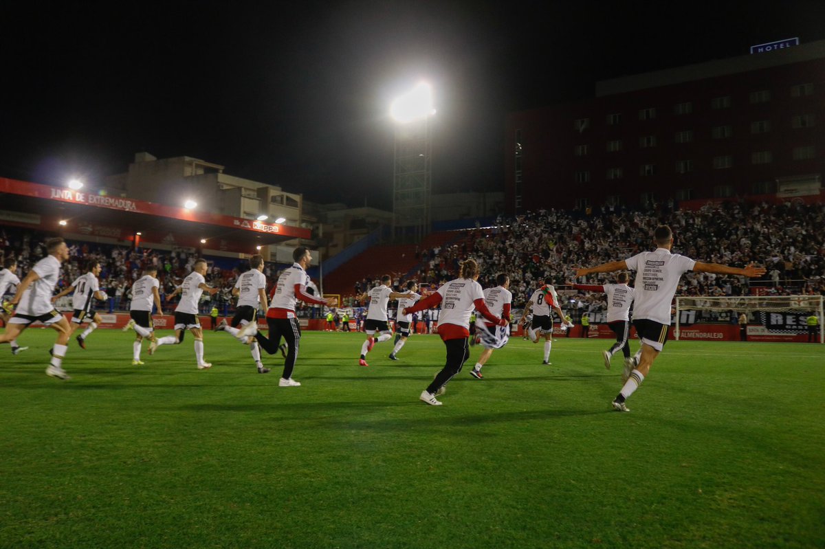 albertoginesb's tweet photo. Hemos sufrido!
Hemos luchado!
Y ahora vamos a disfrutarlo!
Este grupo merecía esta gran recompensa.
 
#EstamosDeVuelta 
#LaLigaSmartBank  
@Burgos_CF 🤍🖤 https://t.co/TpY1cY4nBC