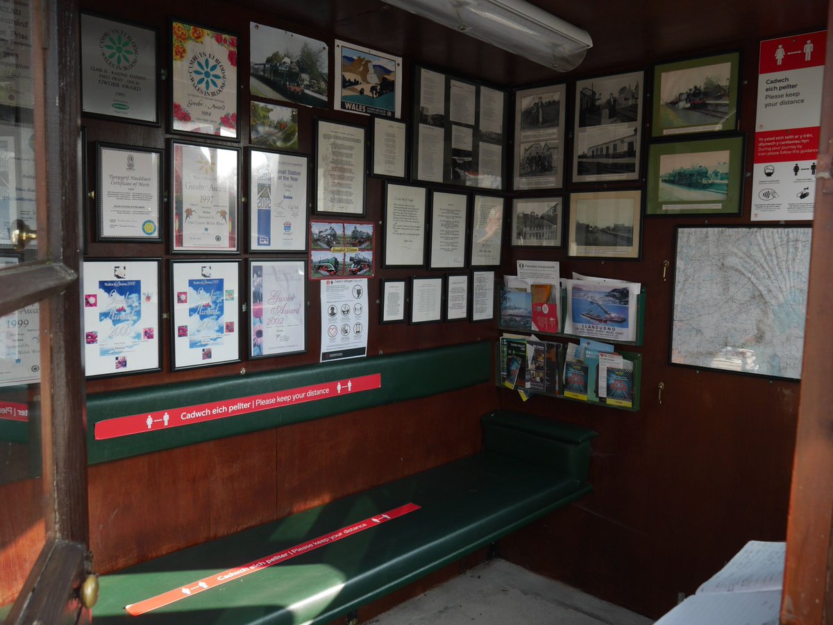 For this week's #SundayStationShowcase we are asking you 'At which station would you find this very informative shelter on the Heart of Wales Line?' 🧡💚💙

📸 Twitter @andrewcompton2 

@CommunityRail @tfwrail #TheHeartofWalesLine #HeartofWalesLineTrail