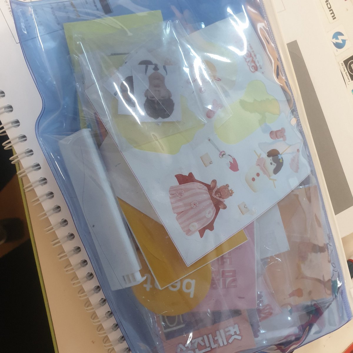 creamcandy_d6's tweet photo. 재작년 유스콘+선물콘때 나눔받은것들 모음인데...볼때마다 다시 오프 뛰고싶어서 눈물질질... https://t.co/NLC0U3yf34