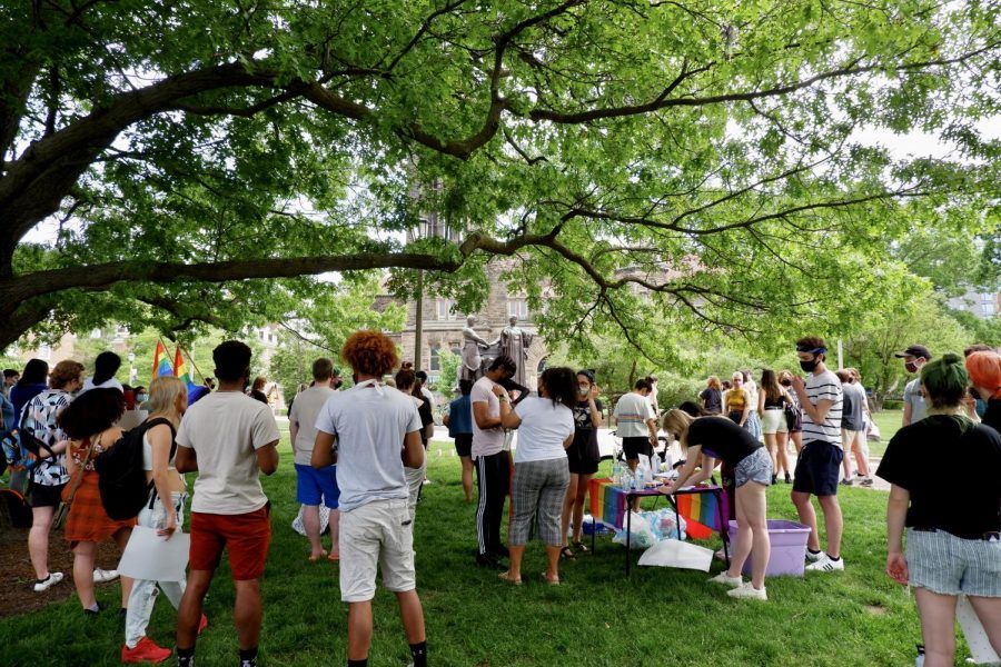 TheDailyIllini's tweet photo. Around 60 people protested in front of Alma Mater Saturday after multiple instances of transgender students having their deadname called when walking on stage during this year's graduation. 

Written by Amrita Bhattacharyya
https://t.co/bT13Am7L8k https://t.co/iUyONT4xz7