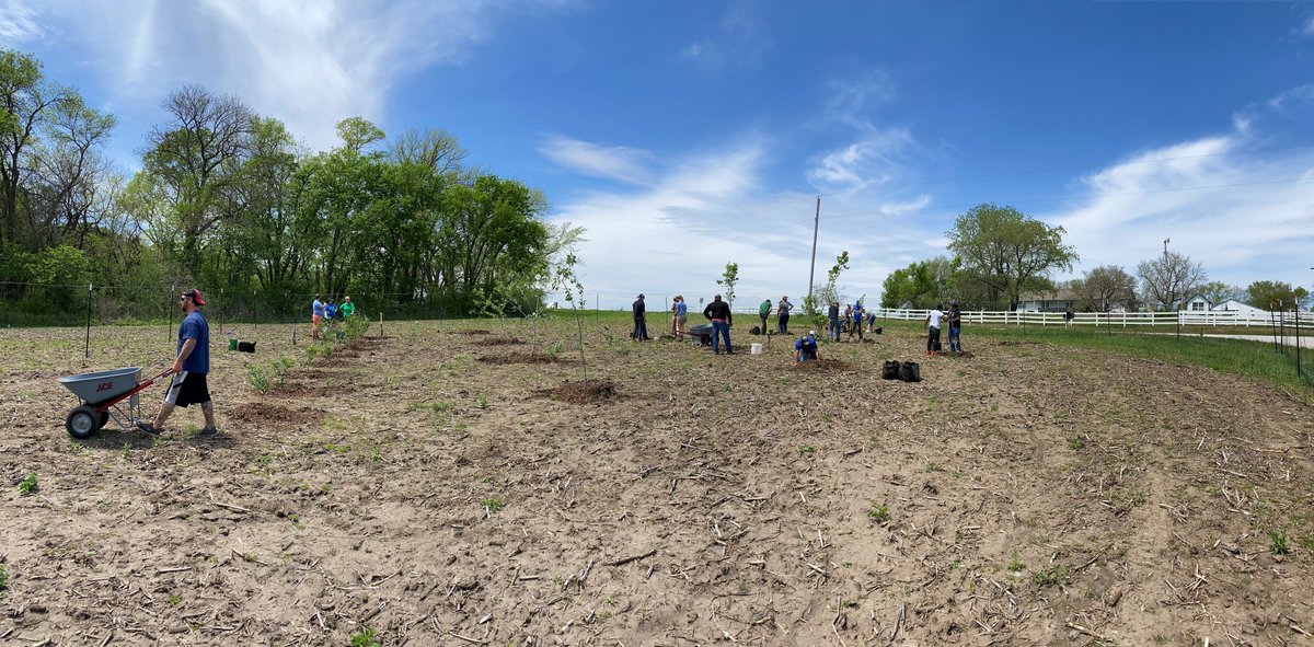 An orchard that will provide 4,000 pounds of fresh fruit for hunger relief? WIN! A volunteer program that helps lower rates of re-incarceration? WIN! This latest planting was a WIN-WIN with <a href="/FoodCycleKC/">Food Cycle KC</a>! Check out our Facebook post for more information!  facebook.com/communitytreeg…