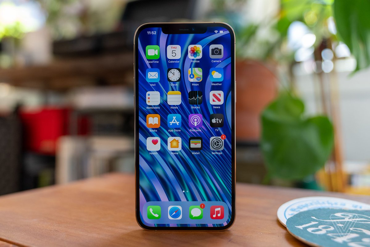 verge's tweet photo. iOS 14.6 now available with new Apple Podcasts subscriptions https://t.co/iAnudWC69Q https://t.co/OVfXYN8dPp