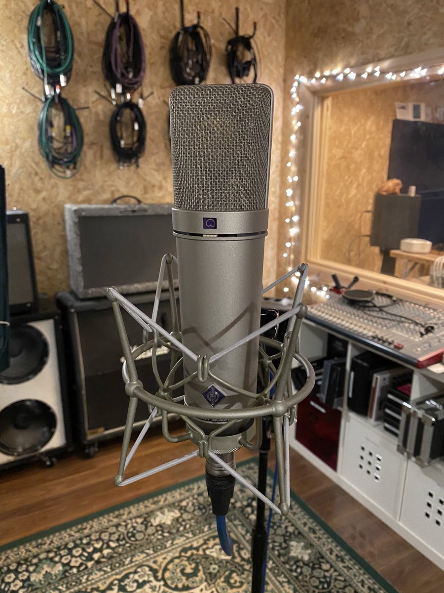 If you’re nerd like me, then this is pretty exciting! Say hello to our new @NeumannBerlin U87.
This classic has been on our list for a long time, and after a few weeks with it, it hasn’t disappointed!

#crosstownstudios #neumann #u87 #microphonemonday