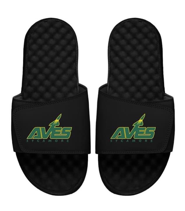 We now have Aves logo slides! Slide into comfort from the field, court, track, pool, or your bed with our new black slides featuring the AVES logo, as well as SYCAMORE lettering on the right slide and AVIATORS on the left slide. aveshangar.com/products/slide…