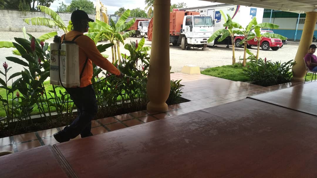 AlcaldeEzequie1's tweet photo. #VacunasParaElPueblo 
#EntreChavistasNosSeguimos 
En esta Semana Flexible...protegernos es lo primordial||Nuestros Equipos Realizan Importantes desinfecciones en los lugares más concurridos de nuestro Municipio Agua Blanca gracias al apoyo de @PCivil_Ve https://t.co/dV8lMrJGXX