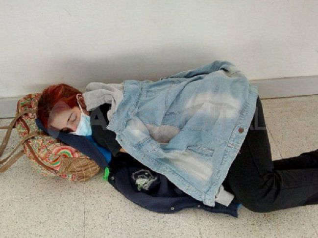 patricia20120's tweet photo. Lara Arreguiz, joven santafesina de 22 años que perdió la vida a causa del COVID-19, sin camas, sin oxigeno, sin respirador. Acostada en el piso. 
Pero tenemos Ministerio.......
#GobiernoCriminalyCorrupto https://t.co/3x2d7KYErx