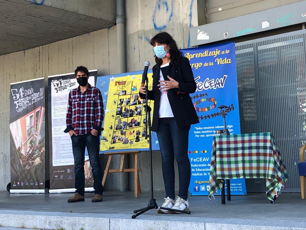 AyuntamientoVLL's tweet photo. 📖 Este año la @FerialibroVLL comienza antes en los barrios de la ciudad.

La concejala de @infoVLL, Ana Redondo presenta #Leenlosbarrios en la plaza Biólogo Valverde de Pajarillos, una iniciativa que se desarrolla hasta el 27 de mayo.

Programación 🔗 https://t.co/s0Iu20FQn2 https://t.co/92uTNIZfCG