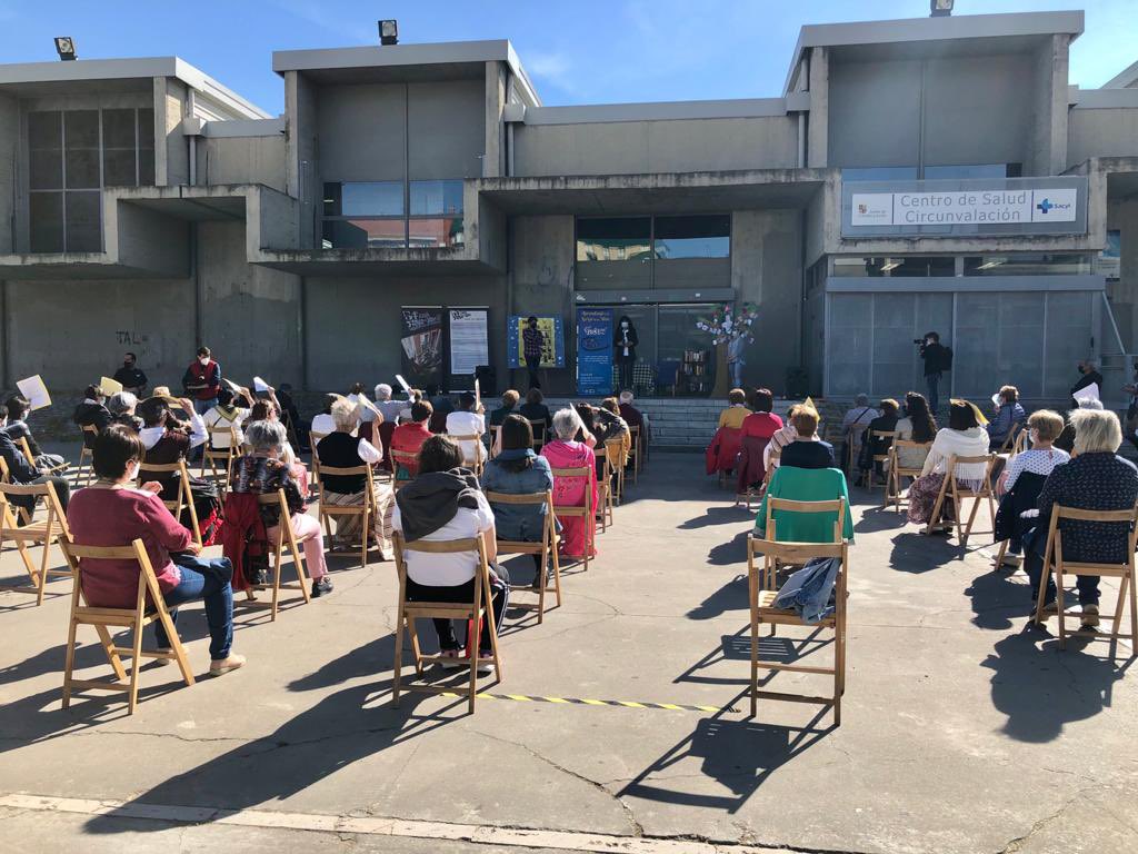 AyuntamientoVLL's tweet photo. 📖 Este año la @FerialibroVLL comienza antes en los barrios de la ciudad.

La concejala de @infoVLL, Ana Redondo presenta #Leenlosbarrios en la plaza Biólogo Valverde de Pajarillos, una iniciativa que se desarrolla hasta el 27 de mayo.

Programación 🔗 https://t.co/s0Iu20FQn2 https://t.co/92uTNIZfCG