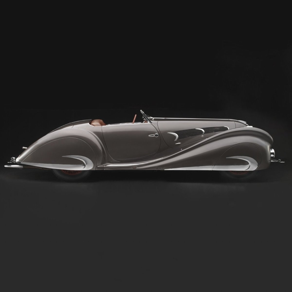 THOSE LINES! 🙌
ADSNY is so excited for TOMORROW's online talk that will explore striking automobiles that are true masterpieces of Art Deco design!
Learn more and sign up at artdeco.org/art-deco-autom…