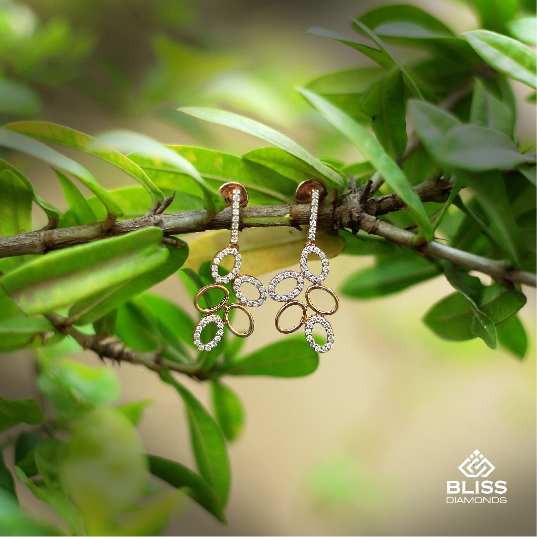 blissdiamonds's tweet photo. Dropping these elegant diamond oval-shaped danglers that are too versatile for any outfit of yours.😍

💌DM us to get a quote &amp; get in touch with us.
.
.
.
#BlissDiamonds #WearBliss #DiamondJewellery #LeafShapedEarrings #Danglers #Customised #Trendy #TrendyJewellery https://t.co/YJCZyBqnmN
