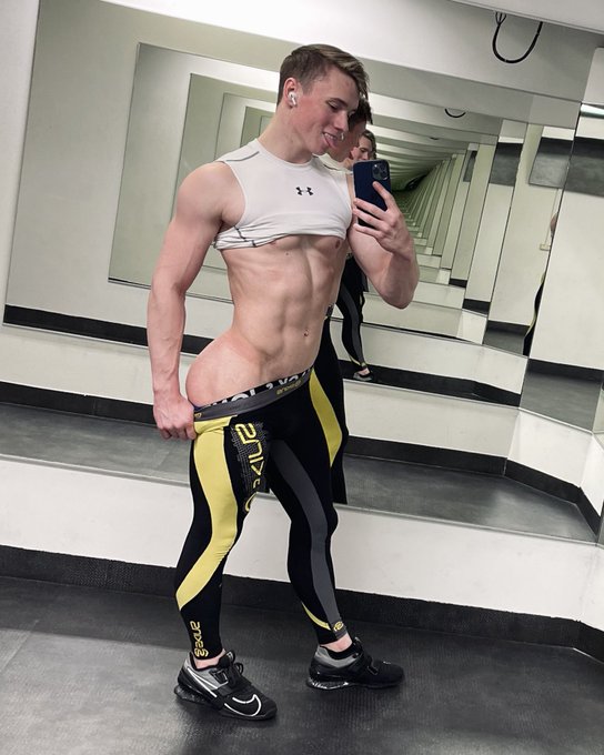 Red face???Squats are going great!? https://t.co/80E2f2C6Mp