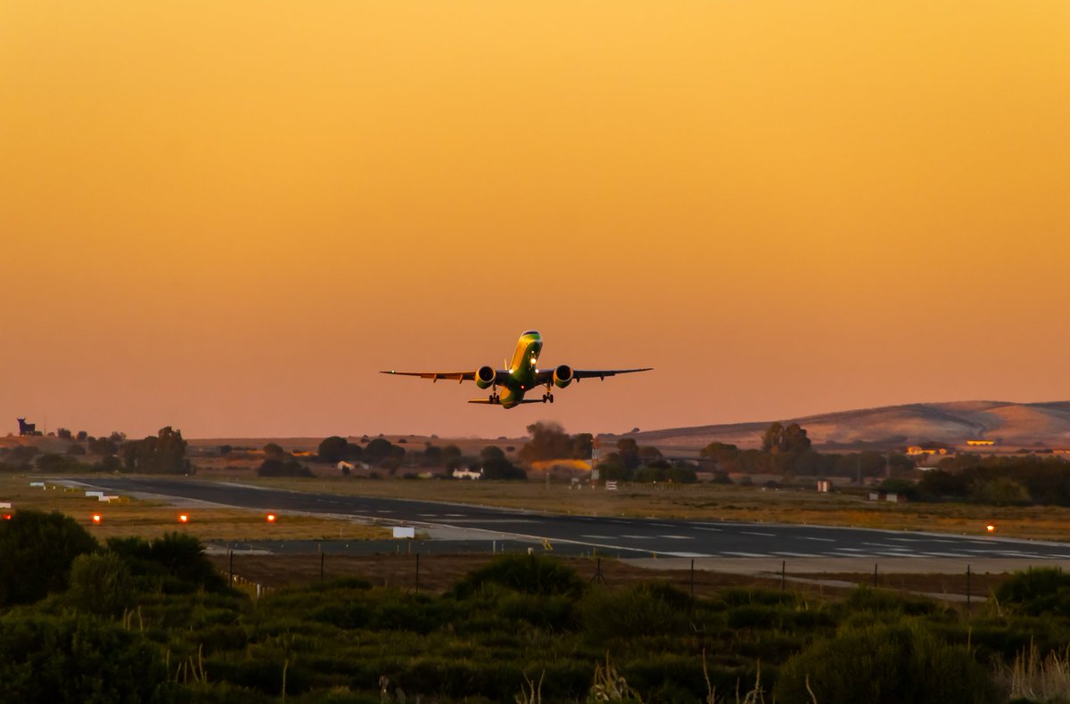 JerezSpotting's tweet photo. Atardece en Jerez de la Frontera mientras un Embraer E195-E2 de @BinterCanarias despega por la pista 20 con destino Tenerife Norte. #atardecer #sunset #jerezdelafrontera #bintercanarias #lejr #gcxo #planespotting https://t.co/VMMalu9seH