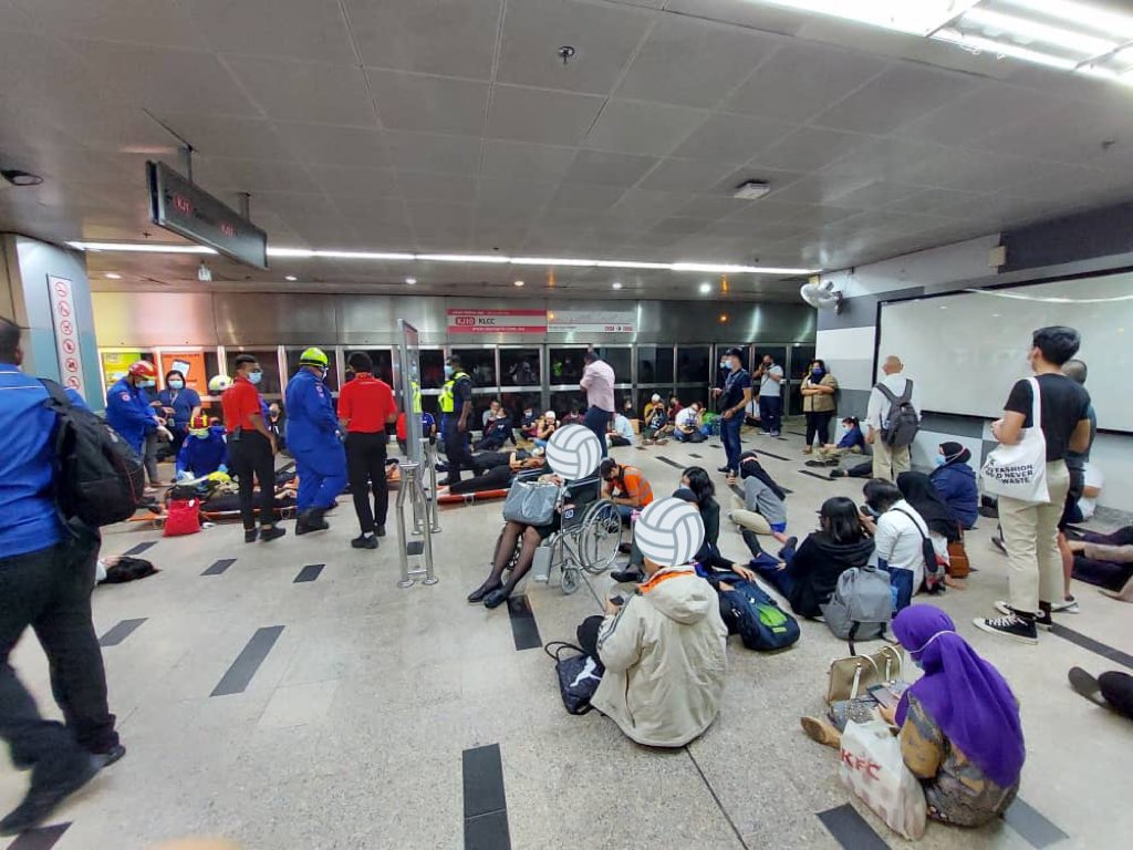 redzuanNewsMPB's tweet photo. Perkhidmatan LRT Laluan Kelana Jaya berhadapan dengan satu insiden yang melibatkan tren bernombor 40 dan 81. 

Pasukan petugas sedang menguruskan bantuan dan kerja-kerja menyelamat-Prasarana Malaysia Berhad https://t.co/fVRis7SOGV