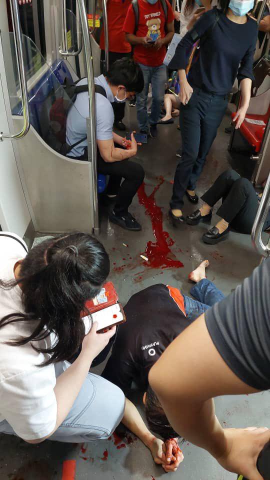 NazrinS3's tweet photo. Lrt crash at Klcc Station. @AskRapidKL @MyRapidKL whats is this ?! https://t.co/ztZsPAQ6or