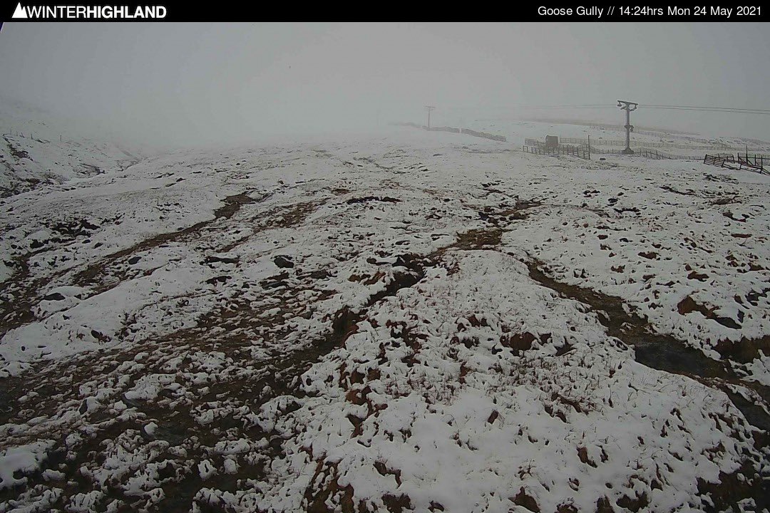 winterhighland's tweet photo. Some similarities between this May and 2012 - will it end the same way in a heatwave? Fresh #snow falling at #Glencoe and lying down the Goose at #Nevis this afternoon.  

Cams: https://t.co/MYlz7RflZW https://t.co/eAhVSwOb83