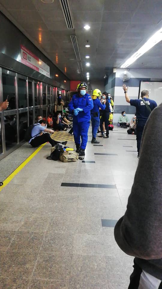 MannJusteen's tweet photo. Kelana Jaya Line Update: Ladies and gentlemen, we regret to inform that LRT Kelana Jaya line is experiencing an incident, specifically trains number 40 and 81. 

Our team is mobilising help and rescue assistance right now. Please stay calm and follow instructions.

From KJline https://t.co/Dt4NHEvEDd