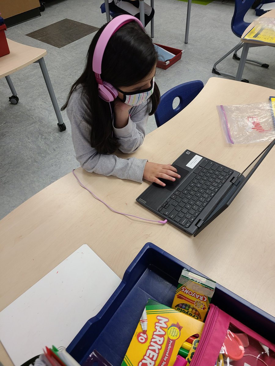 MissJoynt's tweet photo. Zooming with 4th graders to work on a writing project together! @kjkocsis @AndreaZellner #pbl #dohertyfamily https://t.co/KNHBPRZcSO