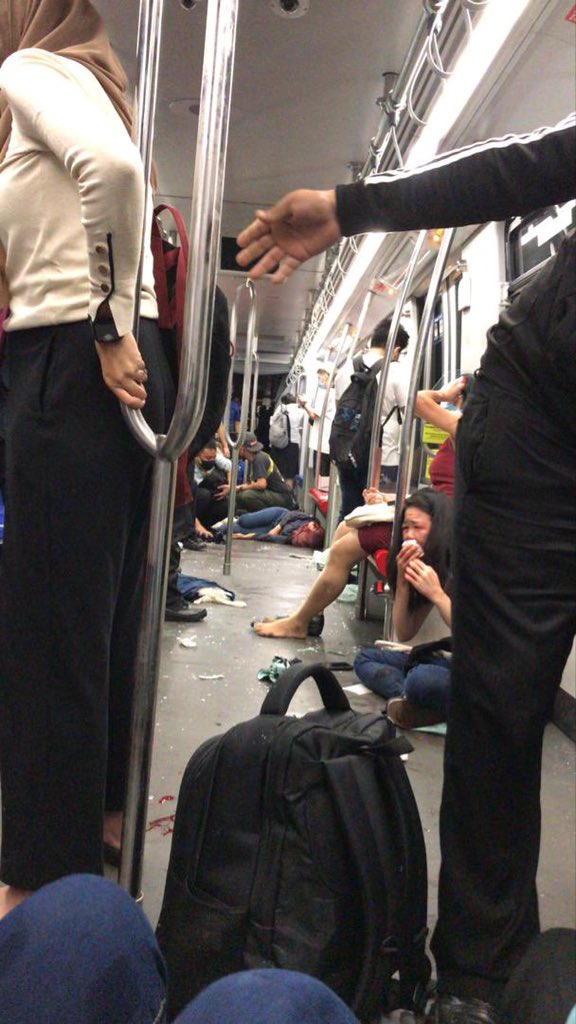 syuhadalya's tweet photo. Putra LRT laluan Kelana Jaya crash 😭😥 https://t.co/114q0AhyMR