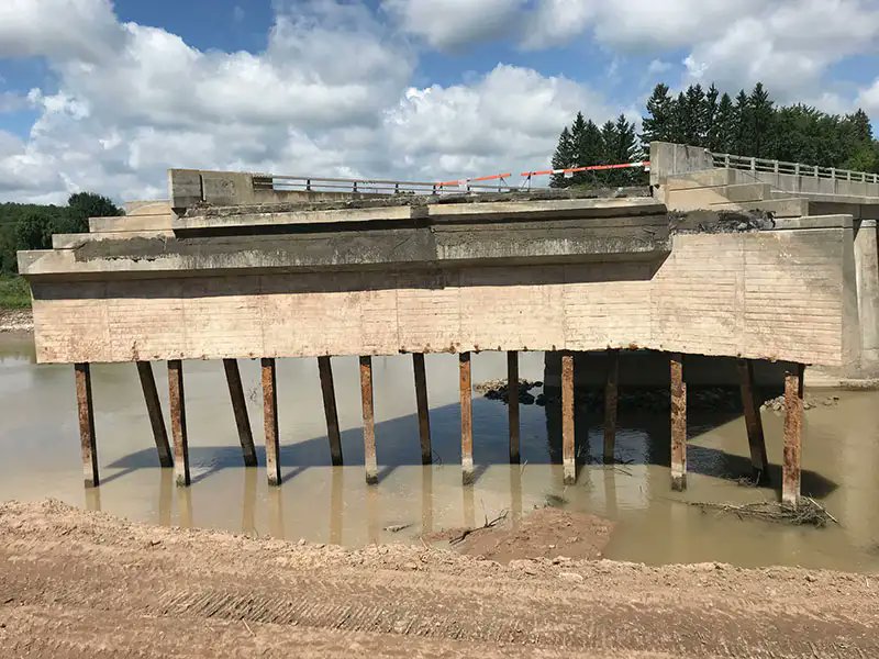 Saving our bridges📰👏🙌 #NOAA #SBIR Phase III #Hydronalix's Sonar EMILY (EMergency Integrated Lifesaving lanYard) supports <a href="/MichiganDOT/">Michigan DOT</a> bridge inspections. roadsbridges.com/michigan-monit…