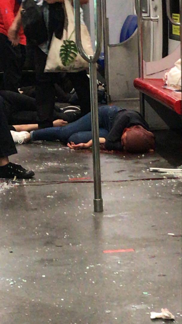izzathxzim's tweet photo. Doakan semua mangsa Accident LRT dari KLCC ke Kg Baru. My sister one of the passengers. Kejadian berlaku lebih kurang pukul 830pm td. Alhamdulillah now all victims dekat Avenue K #rapidkl https://t.co/Yvyhc5JJqU