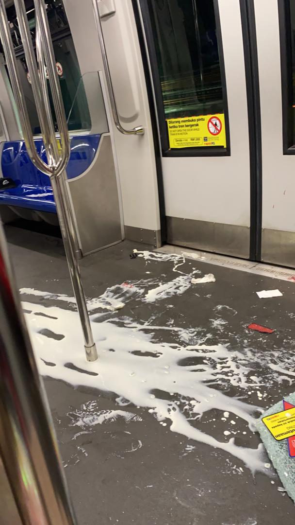 izzathxzim's tweet photo. Doakan semua mangsa Accident LRT dari KLCC ke Kg Baru. My sister one of the passengers. Kejadian berlaku lebih kurang pukul 830pm td. Alhamdulillah now all victims dekat Avenue K #rapidkl https://t.co/Yvyhc5JJqU