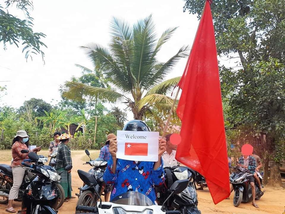 ChenXine's tweet photo. Motorcyclists protest in guerrilla style and showed support of #PeopleDefenceForce despite tight security in the #HomeMin city on May 24.
#May24Coup
#WhatsHappeningInMyanmar https://t.co/EXnEzkPM25