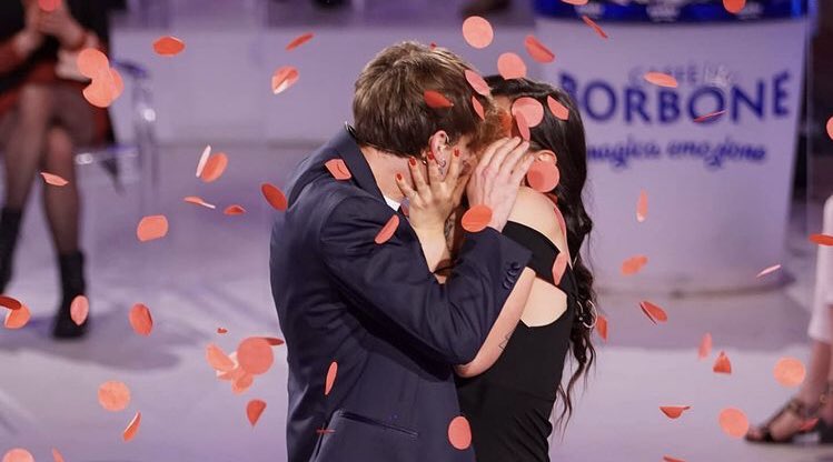Manuel_Real_Off's tweet photo. Giacomo ha scelto Martina e ha trovato lavoro nella redazione mariana: KING #uominiedonne https://t.co/c0wV0nCRxT