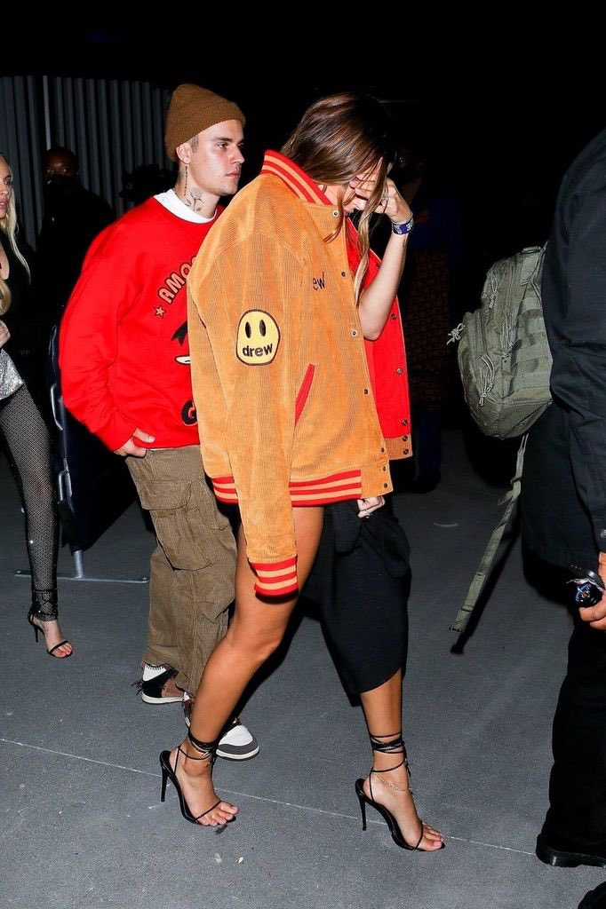 suportejmidias's tweet image. [23 de maio] Justin e Hailey Bieber deixando a After Party organizada por Drake após o Billboard Music Awards.