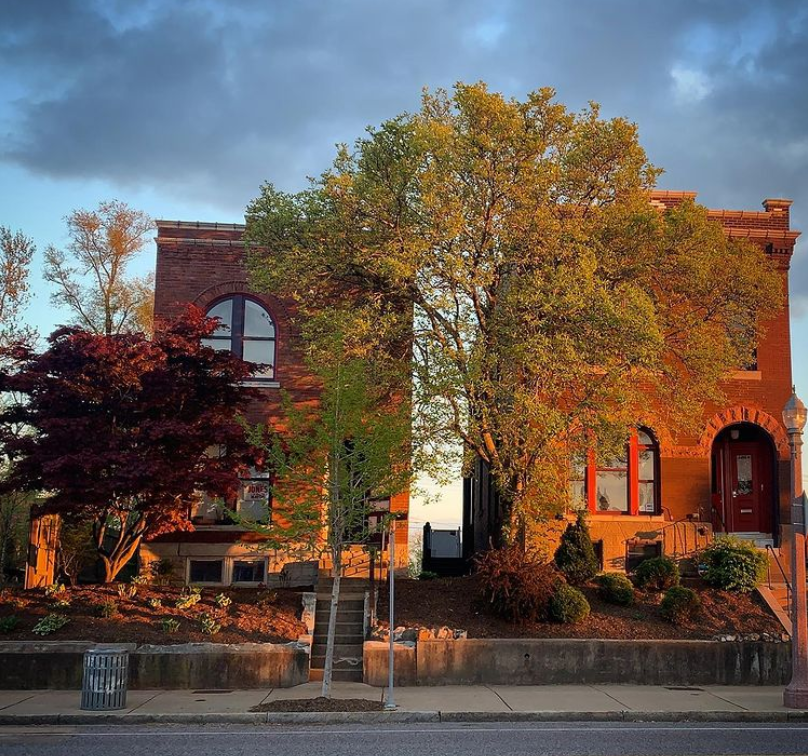 thegrovestl's tweet photo. This is your Monday morning reminder to pause and appreciate the beauty of our neighborhood. What's your favorite part of The Grove? π· djmagic85 #sunset #pause #djmagic85 #stl #explorestlouis #athomeinstlouis #thisismyhome #home #community #myneighborhood #grovestl https://t.co/Ka0V65l6yt