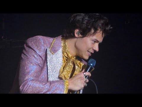 vigilantestyIes's tweet photo. harry styles trying to pronounce that fans name in italy https://t.co/DIVEWChuiJ