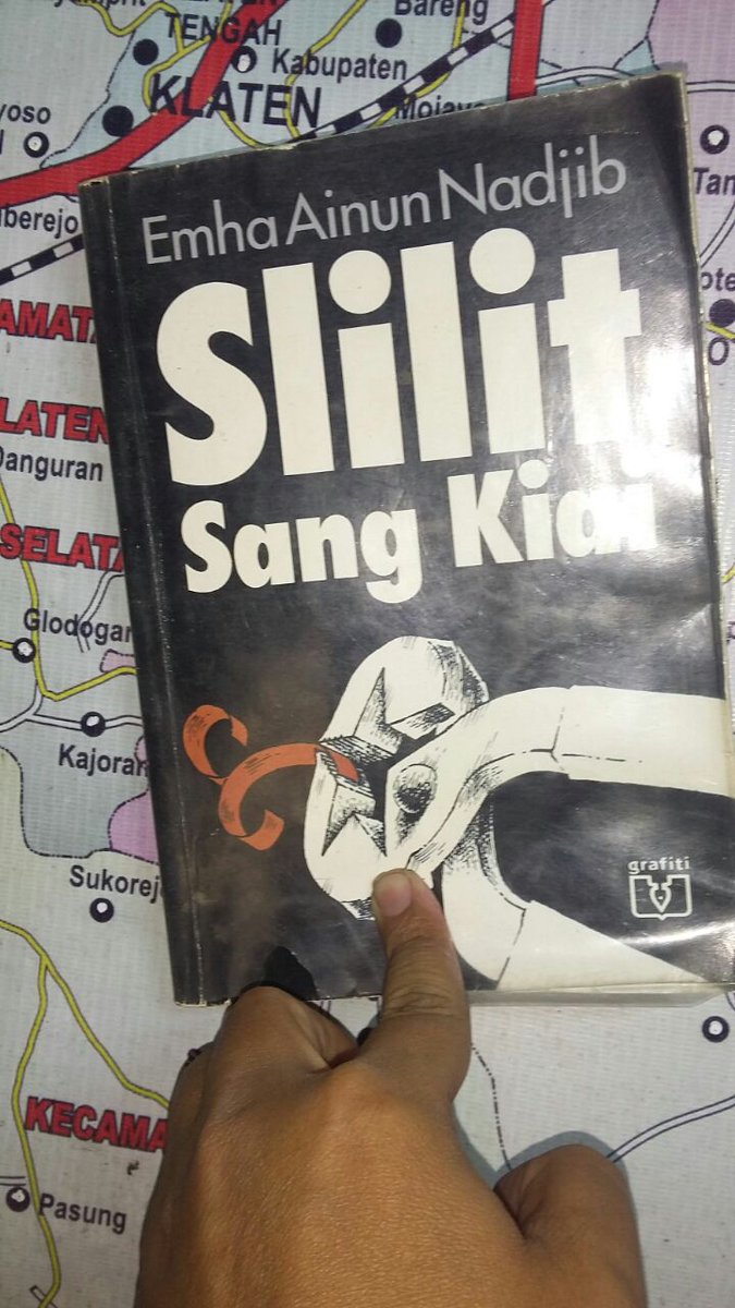 JokoIstiyanto's tweet photo. Memories..buku ini ketemu lagi setelah 10 tahun lebih di almari @caknundotcom @CakNunTv @ngaji_caknun @caknun #Mei2021 https://t.co/e3gQkclO6N